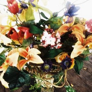 BEAUTIFUL VERY LARGE FLORAL ARRANGEMENT IN DECORAT